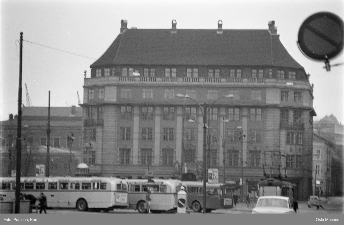 torg, busser, bil, trikk, mennesker, kontorbygning
