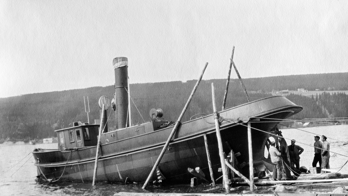 D/S Storsjø på slipp ved Storsjøen i Rendalen våren 1928.  Akterenden av båten ble trukket på land og støttet opp med tømmerstokker, slik at det skulle bli mulig å foreta en propellreparasjon.  På dette fotografiet står fire karer ved propell- og rorfestet, antakelig i ferd med å utføre den nevnte reparasjonen.  Båten var på denne tida malt i mørke farger, og hadde dampmaskin med høg skorstein.  Båtens ytre ble vesentlig forandret i midten av 1950-åra, da dampmaskinen ble byttet med dieselmotor.  Bildet skal være tatt 13. mai 1928. 

D/S Storsjø i Ytre Rendalen.  I 1911 vedtok direksjonen (styret) for Christiania Tømmerdirektion (Glomma fellesfløtingsforening) å gå til anskaffelse av en dampslepebåt som kunne brukes til å trekke tømmer i bommer over den lange og djupe Storsjøen i Rendalen.  Her hadde det vært vanskelig å få fløtt fram virket i løpet av en sesong, noe som innebar verdiforringelse av virket.  Det nye fartøyet ble kontrahert fra Glommens mek. Verksted i Fredrikstad.  I mangel av farbar vannveg mellom verftet og sjøen der båten skulle brukes ble komponentene fraktet med tog til Koppang.  Derfra ble de trukket på sleder over til Burua i Ytre Rendalen, hvor komponentene ble klinket sammen. Båten ble satt i drift våren 1912.