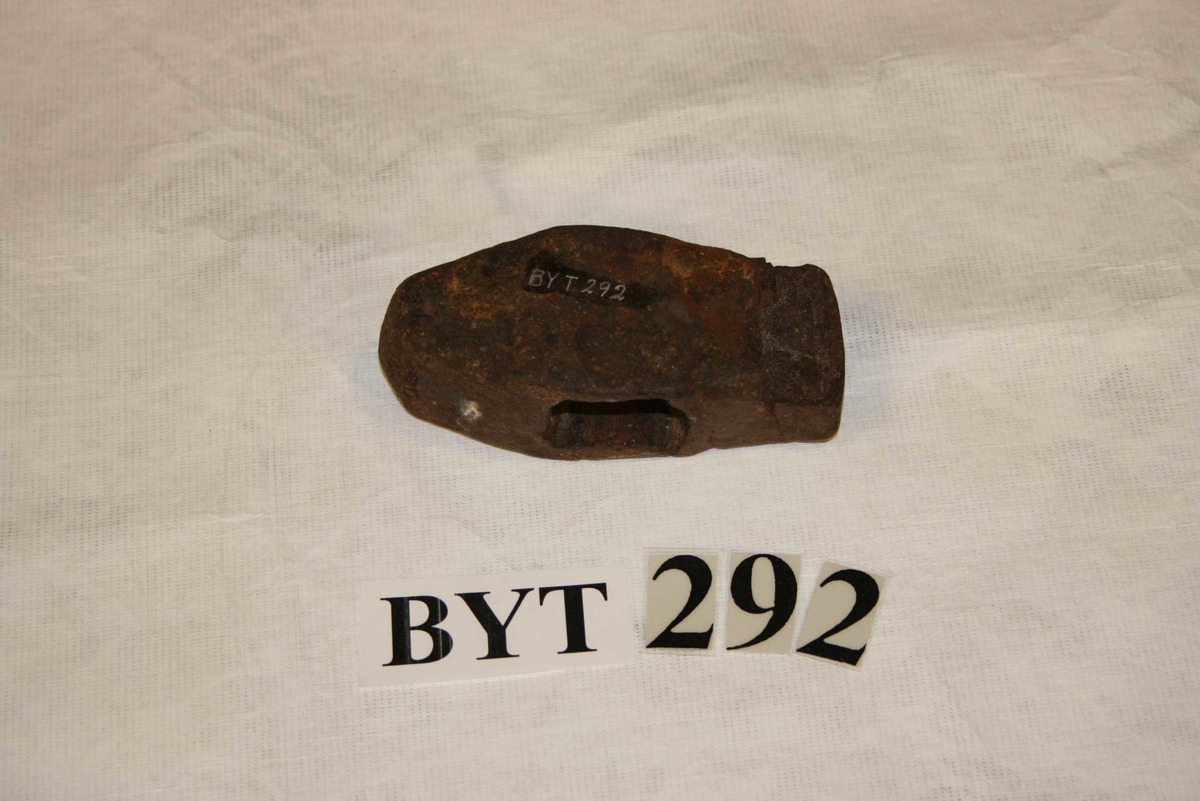 Heimesmidd hamar med firkanta hol, avslege stykke framme.