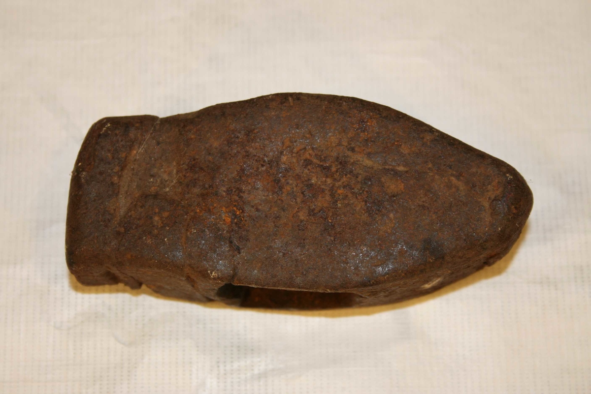 Heimesmidd hamar med firkanta hol, avslege stykke framme.