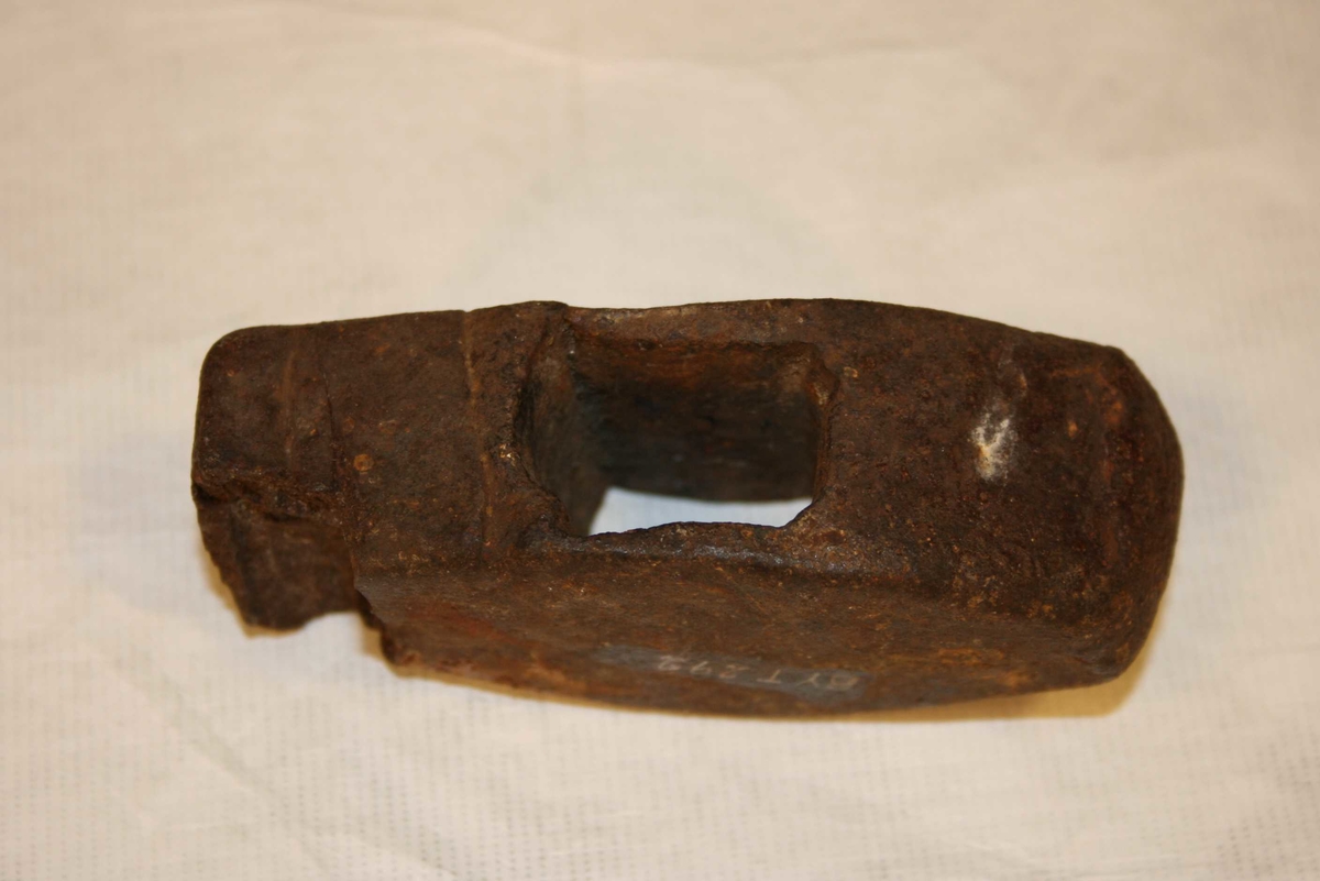 Heimesmidd hamar med firkanta hol, avslege stykke framme.