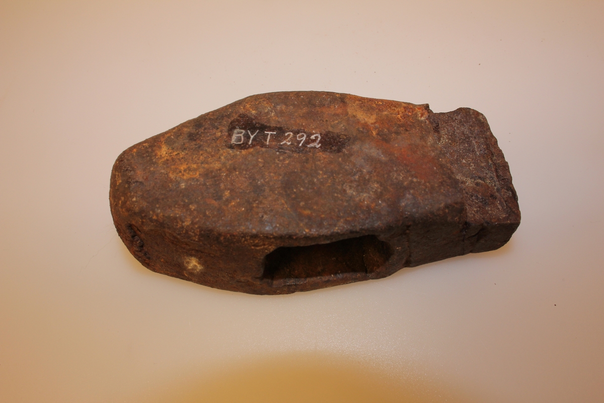 Heimesmidd hamar med firkanta hol, avslege stykke framme.