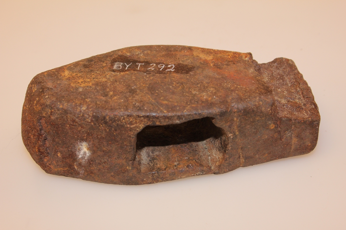 Heimesmidd hamar med firkanta hol, avslege stykke framme.