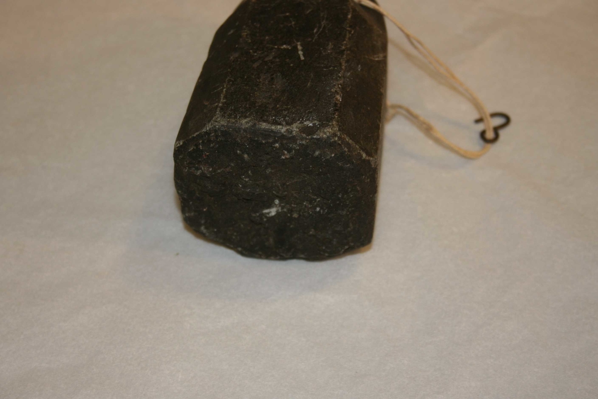 8-kanta hovudform, avrunda handtak med hol gjennom på toppen.
