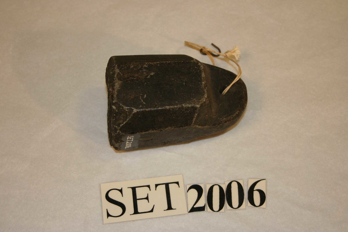 8-kanta hovudform, avrunda handtak med hol gjennom på toppen.
