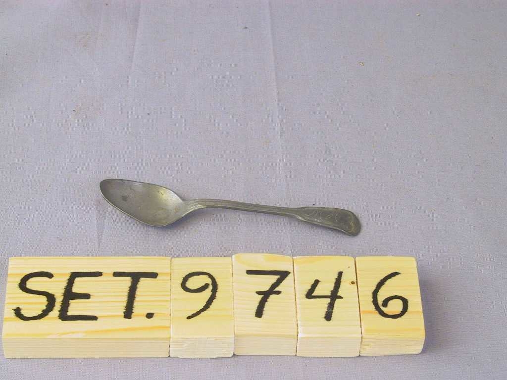 Palmett i enden av skaftet, oppå.