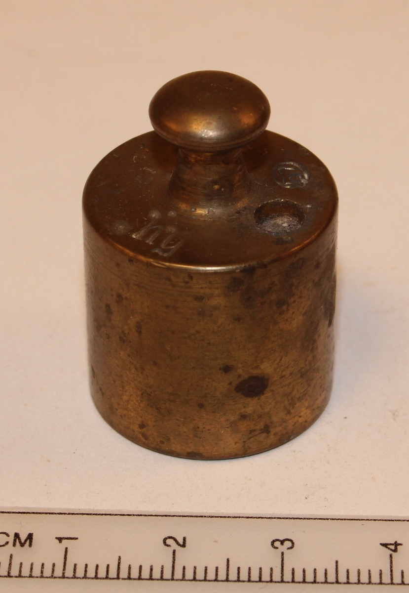 Presisjonslodd på 1 hg. Justert av Norsk justervesen i 1957.