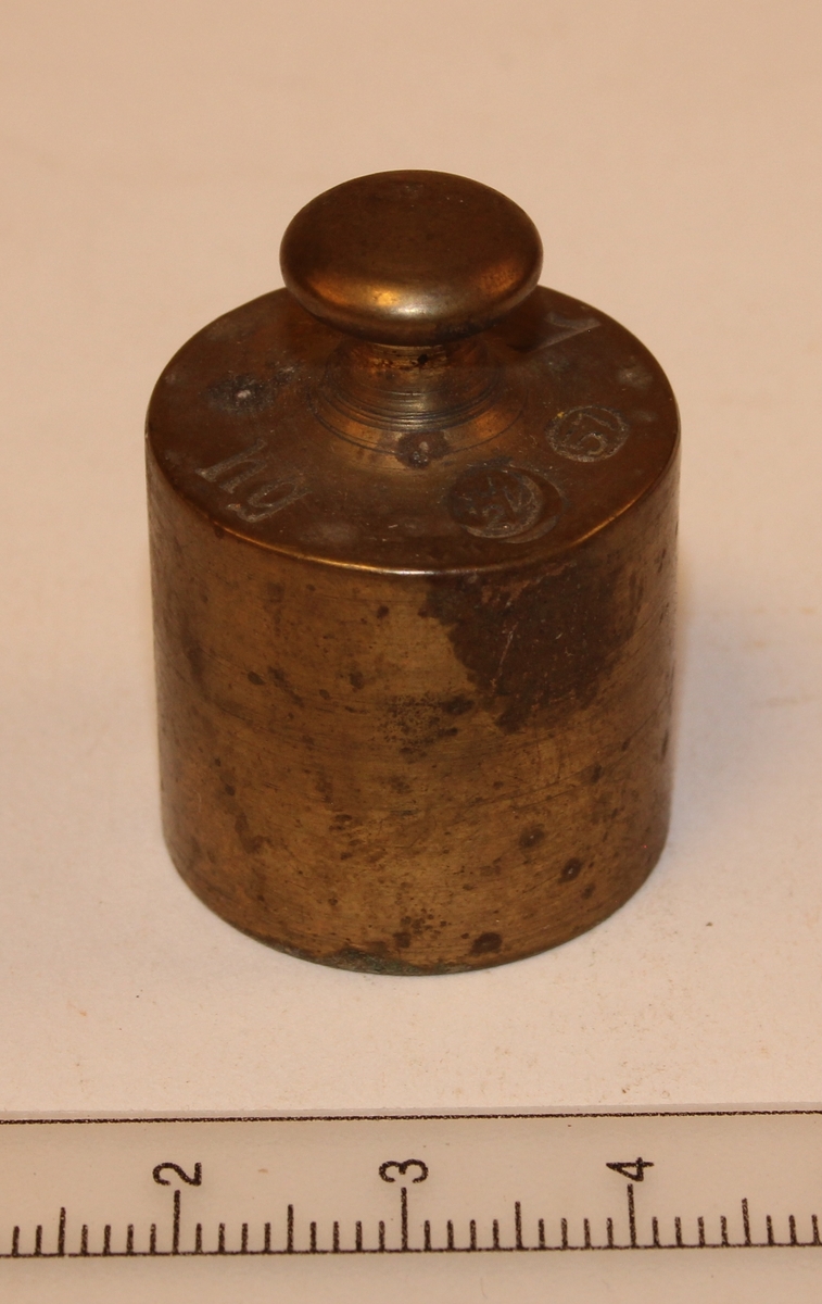 Presisjonslodd på 1 hg. Justert av Norsk justervesen i 1957.