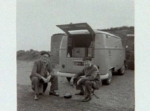 Till vänster J Thomas Skovgaard och till höger Roland Skovgaard (far och son) utanför museet 1967-06-25.
Roland Skovgaard utställning se G3429-3438.