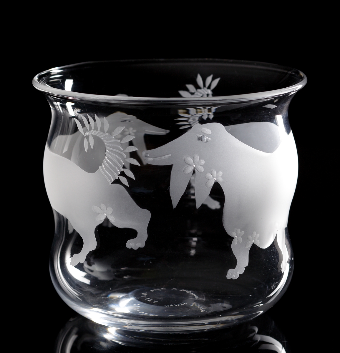 Skål.
Formgiven av Ingeborg Lundin.
Skålen är balusterformad. Motiv i form av två taxar med spridda blomdetaljer, samt rankor med blad viraderunt svansarna.
Taxarna är blästrade meden samtliga växtmotiv är graverade.
Inskrivet i huvudkatalogen tidigast 1993.