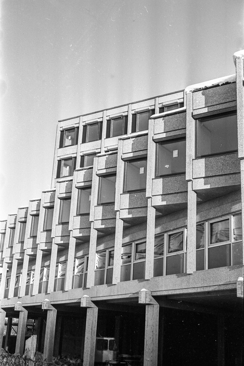 Sentrumsbygget på Kolbotn. Erik Bonde Hansen og E Sundts forretningsgård. Under bygging.