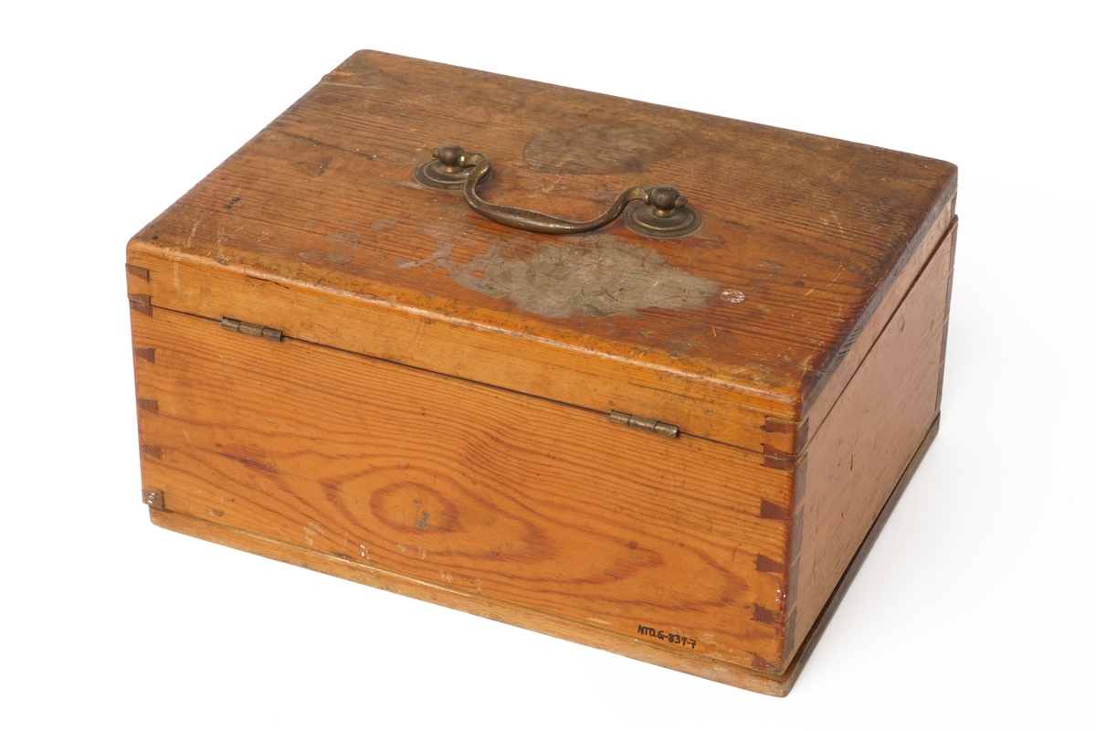 Følgende utstyr er pakket i en tre eske med lokk:
- et målerør i glass
 -to korker
-Metallkopp på tre føtter isatt spiralrør med utløp i bunnen.
-Beholder av metall med gjennomhullet kork
-Rund pappeske med lokk med innhold av formentlig taniner