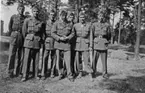 Vid musikpaviljongen 1944 utanför regementet i Strängnäs. Arne Pettersson tredje man från vänster.