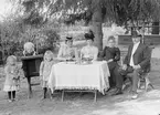 Familjerna Strandberg och Söderberg, Haga, Marielund, Funbo socken, Uppland omkring 1900