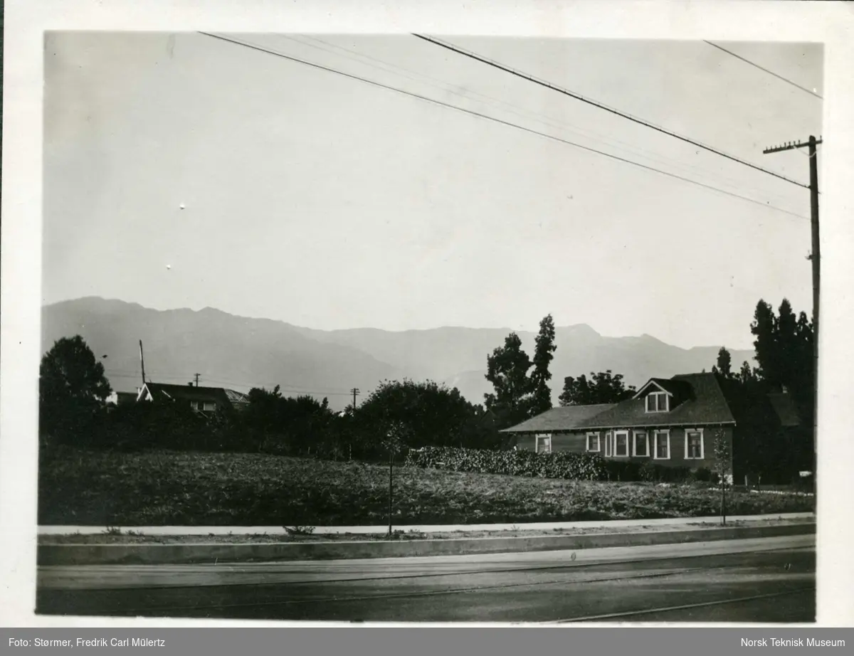 Hus i forgrunnen, fjell i bakgrunnen, Mount Wilson California