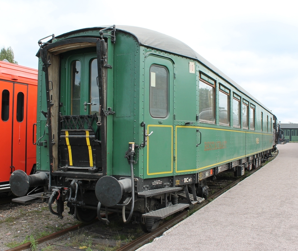 OKB BCort 73. F.d. littera SJ Ro2b 2982.
Insvängda gavlar efter tysk förebild. Vagnen har kvar sina dragspelsbälgar.
Grönmålad stålvagn.
Boggier modell 07F

40 platser i salong.