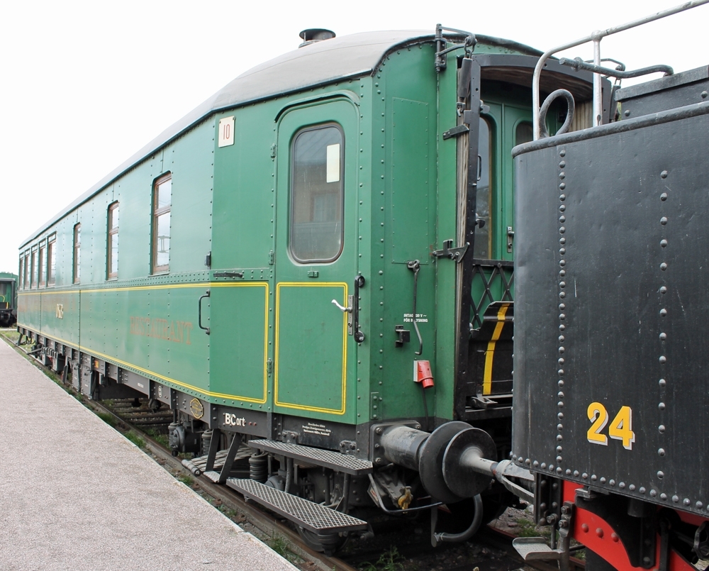 OKB BCort 73. F.d. littera SJ Ro2b 2982.
Insvängda gavlar efter tysk förebild. Vagnen har kvar sina dragspelsbälgar.
Grönmålad stålvagn.
Boggier modell 07F

40 platser i salong.