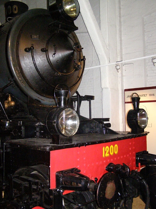 Ånglok F 1200.
Tillverkningsnummer: NH 1020. Överhettare W. Schmidts patent.
Längd: 21,3 m
Vikt: 142 ton
Höjd på drivhjulen: 1880 mm
Högsta tillåtna hastighet: 90 km/h framåt och 60 km/h bakåt
Effekt: 1550 hk
Kolförråd: 6,5 ton
Vattenförråd: 25 kbm

Se även F 1202, Jvm 20813.