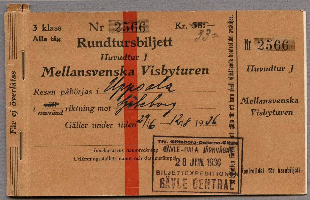 Brun rundresebiljett med den tryckta texten:
"3 klass Alla tåg nr 2566 Kr. 33-
Rundtursbiljett Huvudtur J  
Mellansvenska Visbyturen
Resan påbörjas i Uppsala i omvänd riktning mot Göteborg
Gäller under tiden 29/6 - 12/8 1936 Får ej överlåtas
Innehavarens namnteckning
Utlämningsställets namn och datumstämpel
Tfv. Göteborg-Dalarne-Gävle
GÄVLE-DALA JÄRNVÄGAR
28 JUN. 1936
BILJETTEXPEDITIONEN GÄVLE CENTRAL".
Biljetten är fasthäftad och består av fyra blad med följande information: Resväg, uppgift om frivikt, karta över huvudturen, prisuppgifter om gotlandsbåtarna, återbetalning  och uppehåll. På sista sidan finns uppgifter om och kolumner för ifyllnad beträffande tilläggs- och anslutningsturer.