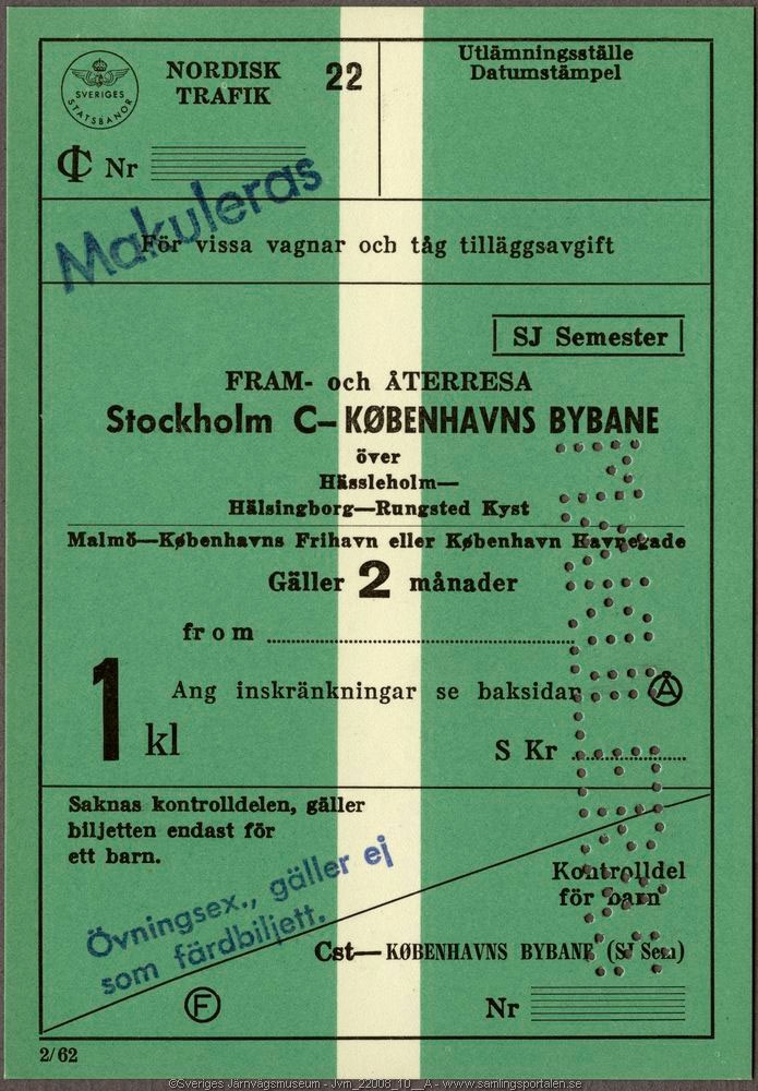 Grön tur- och returbiljett med den tryckta texten:
"NORDISK TRAFIK 22
För vissa vagnar och tåg tilläggsavgift
SJ Semester
FRAM- och ÅTERRESA Stockholm C-KØBENHAVNS BYBANE över Hässleholm-Hälsingborg-Rungsted Kyst Malmö-Københavns Frihavn eller København Havnegade
Gäller 2 månader from Ang inskränkningar se baksidan 1 kl S Kr...
Saknas kontrolldelen, gäller biljetten endast för ett barn.
Kontrolldel för barn. Cst-KØBENHAVNS BYBANE (SJ Sem)".

Biljetten har en cirkel upptill med SJ:s logga, det bevingade hjulet med en krona över, samt texten Sveriges Statsbanor. Den är stämplad på diagonalen med texten "Övningsex., gäller ej som färdbiljett" och "Makuleras", "Makuleras" är även utstansat på biljetten. På baksidan finns texten "Semesterbiljett i Sverige" och utrymme för datumifyllnad, samt detaljerad anvisning om användandet. I mitten längsmed biljetten finns ett vitt streck.