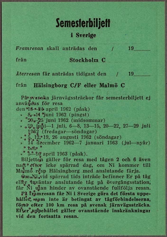 Grön tur- och returbiljett med den tryckta texten:
"NORDISK TRAFIK 22
För vissa vagnar och tåg tilläggsavgift
SJ Semester
FRAM- och ÅTERRESA Stockholm C-KØBENHAVNS BYBANE över Hässleholm-Hälsingborg-Rungsted Kyst Malmö-Københavns Frihavn eller København Havnegade
Gäller 2 månader from Ang inskränkningar se baksidan 1 kl S Kr...
Saknas kontrolldelen, gäller biljetten endast för ett barn.
Kontrolldel för barn. Cst-KØBENHAVNS BYBANE (SJ Sem)".

Biljetten har en cirkel upptill med SJ:s logga, det bevingade hjulet med en krona över, samt texten Sveriges Statsbanor. Den är stämplad på diagonalen med texten "Övningsex., gäller ej som färdbiljett" och "Makuleras", "Makuleras" är även utstansat på biljetten. På baksidan finns texten "Semesterbiljett i Sverige" och utrymme för datumifyllnad, samt detaljerad anvisning om användandet. I mitten längsmed biljetten finns ett vitt streck.