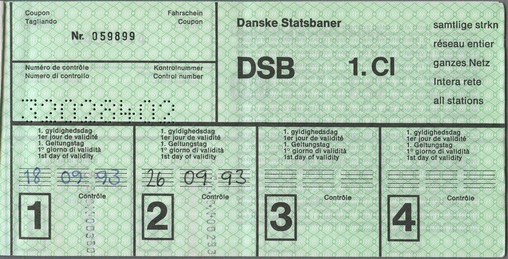 På baksidan av biljetten står texten "Användningsföreskrifter 1.Biljetten består av ett omslag med en eller flera kuponger, som tillsammans utgör en internationell fribiljett. [...]". Det står ytterligare information om reglerna gällande för biljetten på baksidan, informationen finns på flera olika språk på insidan av omslaget och på baksidan av vissa kuponger. Framsidan av omslaget har text på fem olika språk samt SJ loggan och en bild på ett tåg i det övre högra hörnet, i det övre vänstra hörnet är det skrivet med bläck "51". Texten på svenska: 
"Statens Järnvägar
Kontrollnummer 32028402
Tilltalsnamn L O Efternamn Karlsson Signatur
Sista giltighetsdag 10.10.1993
Utfärdande tjänsteställe Statens Järnvägar Personalservice".
Framsidan har även två röda stämplar på olika språk.
Första kupongen gäller för Danske Statsbaner, DSB 1 klass och den är grönmönstrad. Den har fyra rutor som är numrerade 1 - 4 och där kan man fylla i fyra olika giltighetsdagar när man åker med deras tåg. Två av rutorna är ifyllda med datum "180993", "260993" och de är stämplade. Kupongen har även en ruta för vilken järnväg som den gäller för och ruta för kontrollnummer
Andra kupongen gäller för Deutsche Bundesbahn, DB 1 klass och den är grönmönstrad med samma upplägg som den första kupongen. Två rutor är ifyllda med datum "180993", "250993" och de är stämplade.
Tredje kupongen gäller för den Belgiska järnvägen, SNCB - NMBS 1 klass och den är grönmönstrad med samma upplägg som de tidigare kupongerna. Två rutor är ifyllda med datum "190993" och "250993".
Fjärde kupongen gäller för den Franska järnvägen SNCF 1 klass och den har ett ljusgrönt mönster med samma upplägg som de andra kupongerna. Två rutor är ifyllda med datum "190993", "250993" och de är stämplade. Den andra rutan har även 3 små hål.