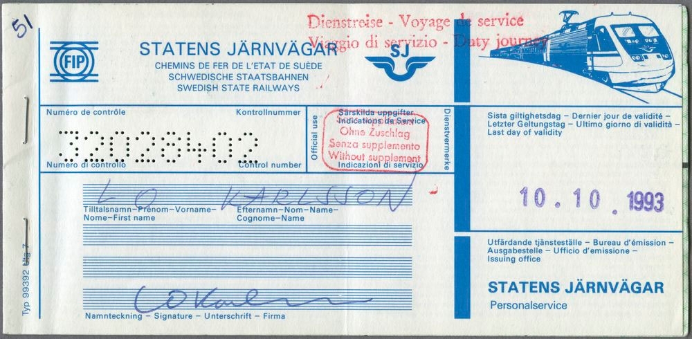 På baksidan av biljetten står texten "Användningsföreskrifter 1.Biljetten består av ett omslag med en eller flera kuponger, som tillsammans utgör en internationell fribiljett. [...]". Det står ytterligare information om reglerna gällande för biljetten på baksidan, informationen finns på flera olika språk på insidan av omslaget och på baksidan av vissa kuponger. Framsidan av omslaget har text på fem olika språk samt SJ loggan och en bild på ett tåg i det övre högra hörnet, i det övre vänstra hörnet är det skrivet med bläck "51". Texten på svenska: 
"Statens Järnvägar
Kontrollnummer 32028402
Tilltalsnamn L O Efternamn Karlsson Signatur
Sista giltighetsdag 10.10.1993
Utfärdande tjänsteställe Statens Järnvägar Personalservice".
Framsidan har även två röda stämplar på olika språk.
Första kupongen gäller för Danske Statsbaner, DSB 1 klass och den är grönmönstrad. Den har fyra rutor som är numrerade 1 - 4 och där kan man fylla i fyra olika giltighetsdagar när man åker med deras tåg. Två av rutorna är ifyllda med datum "180993", "260993" och de är stämplade. Kupongen har även en ruta för vilken järnväg som den gäller för och ruta för kontrollnummer
Andra kupongen gäller för Deutsche Bundesbahn, DB 1 klass och den är grönmönstrad med samma upplägg som den första kupongen. Två rutor är ifyllda med datum "180993", "250993" och de är stämplade.
Tredje kupongen gäller för den Belgiska järnvägen, SNCB - NMBS 1 klass och den är grönmönstrad med samma upplägg som de tidigare kupongerna. Två rutor är ifyllda med datum "190993" och "250993".
Fjärde kupongen gäller för den Franska järnvägen SNCF 1 klass och den har ett ljusgrönt mönster med samma upplägg som de andra kupongerna. Två rutor är ifyllda med datum "190993", "250993" och de är stämplade. Den andra rutan har även 3 små hål.