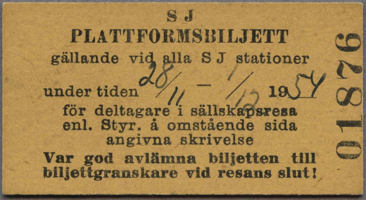 Edmonsonsk biljett av gulgrön kartong med tryckt text i svart:
"SJ PLATTFORMSBILJETT
gällandevid alla SJ stationer under tiden 28/11 - 1/12 1954
för deltagare i sällskapsresa enl. Styr. å omstående sida angivna skrivelse
Var god avlämna biljetten till biljettgraskare vid resans slut!".
Texten är tryckt på biljettens långsida, förutom biljettnumret "01876", som står på höger kortsida. Datumet är handskrivet. På baksidan finns handskriven text som rör resan.