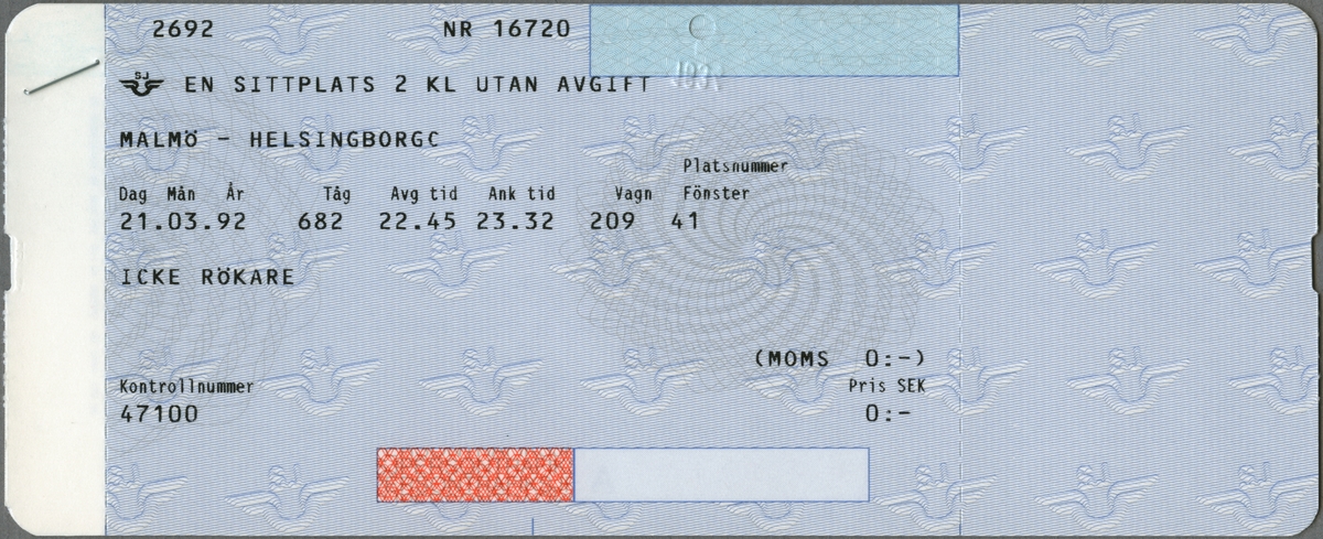Tre ljusblå ihophäftade biljetter där den övre har tryckt text i svart:
"SJ EN SITTPLATS 2 KL UTAN AVGIFT
MALMÖ - HELSINGBORG C
Dag Mån År 21.03.92 Tåg 682 Avg tid 22.45 Ank tid 23.32 Vagn 209 Platsnummer Fönster 41
ICKE RÖKARE Pris SEK 0:-".
Biljetten har ett hål efter biljettång. När biljettången användes blev också "1331" präglat på baksidan intill hålet. Den andra biljetten, gällande för en fortsättning på resan har följande tryckta text i svart:
"EN LIGGPLATS 2 KL
HELSINGBORG _ STOCKHOLM C
Dag Mån År 22.03.92 Tåg 292 Avg tid 00.25 Ank. tid 07.17 Vagn 74 Platsnummer Över 45 
(Moms 12:-) Pris SEK 80:-".
Den har ett hål efter biljettång. På den tredje biljetten står:
"EN SITTPLATS 2 KL UTAN AVGIFT
STOCKHOLM C - GÄVLE
Dag Mån År 22.03.92 Tåg 958 Avg tid 08.13 Ank tid 10.04 Vagn 6 Platsnummer Fönster 55
ICKE RÖKARE Pris SEK 0:-".
Den har ett hål efter biljettång.
Biljetterna har mönster av SJ's logga, vingarna med initialerna ovanför samt tunna linjer som krokar i varandra och bildar en stor virvel. Alla biljetter har perforerade linjer för avskiljning av cirka en fjärdedel av biljetternas bredd, till höger. På baksidorna finns regler/information för biljetterna. Se bilaga till samlingar.