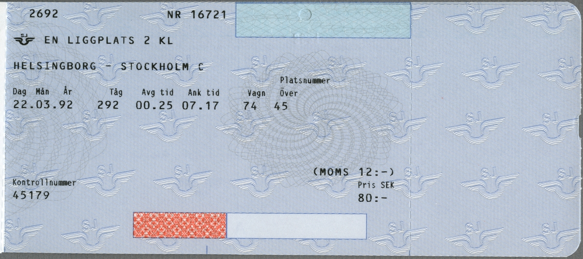 Tre ljusblå ihophäftade biljetter där den övre har tryckt text i svart:
"SJ EN SITTPLATS 2 KL UTAN AVGIFT
MALMÖ - HELSINGBORG C
Dag Mån År 21.03.92 Tåg 682 Avg tid 22.45 Ank tid 23.32 Vagn 209 Platsnummer Fönster 41
ICKE RÖKARE Pris SEK 0:-".
Biljetten har ett hål efter biljettång. När biljettången användes blev också "1331" präglat på baksidan intill hålet. Den andra biljetten, gällande för en fortsättning på resan har följande tryckta text i svart:
"EN LIGGPLATS 2 KL
HELSINGBORG _ STOCKHOLM C
Dag Mån År 22.03.92 Tåg 292 Avg tid 00.25 Ank. tid 07.17 Vagn 74 Platsnummer Över 45 
(Moms 12:-) Pris SEK 80:-".
Den har ett hål efter biljettång. På den tredje biljetten står:
"EN SITTPLATS 2 KL UTAN AVGIFT
STOCKHOLM C - GÄVLE
Dag Mån År 22.03.92 Tåg 958 Avg tid 08.13 Ank tid 10.04 Vagn 6 Platsnummer Fönster 55
ICKE RÖKARE Pris SEK 0:-".
Den har ett hål efter biljettång.
Biljetterna har mönster av SJ's logga, vingarna med initialerna ovanför samt tunna linjer som krokar i varandra och bildar en stor virvel. Alla biljetter har perforerade linjer för avskiljning av cirka en fjärdedel av biljetternas bredd, till höger. På baksidorna finns regler/information för biljetterna. Se bilaga till samlingar.
