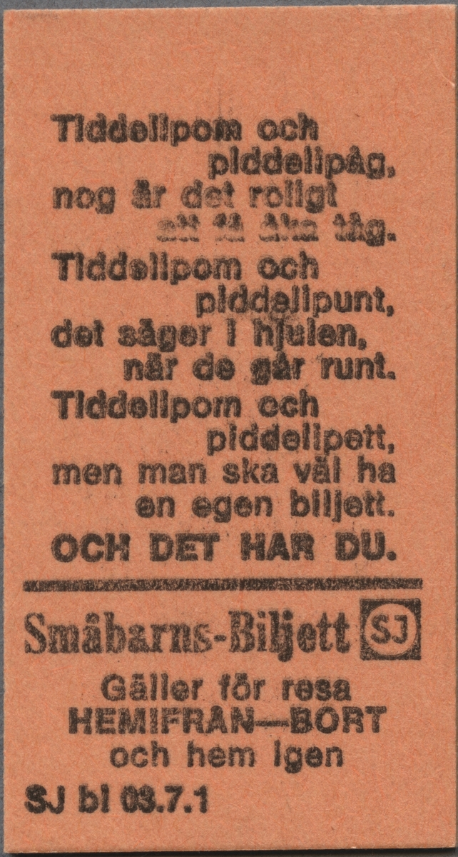 Brun Edmonsonsk biljett med "SJ" som står inom en cirkel, med svart ram, överst till vänster. Större delen av biljetten upptas av en tecknad pojke och flicka, som åker i en sovvagn. Pojken ligger och sover i översta bädden och i bädden under står flickan, som ser glad ut och håller ett mjukisdjur i vardera hand. Under bilden står med tryckt svart text "Lena och Peter åker sovvagn" och längst ner på biljetten finns biljettnumret "15540".
På baksidan står den tryckta ramsan: 
"Tiddelipom och tiddelipåg, nog är det roligt att få åka tåg. Tiddelipom och tiddelipunt, det säger i hjulen, när de går runt. Tiddelipom och piddelipett, men man ska väl ha en egen biljett. OCH DET HAR DU." 
En tjock svart linje är dragen över kortsidan under ovanstående ramsa och under linjen står "Småbarns-Biljett Gäller för resa HEMIFRÅN-BORT och hem igen". Statens Järnvägar, SJ, som står inom en cirkel med svart ram finns under linjen till höger.