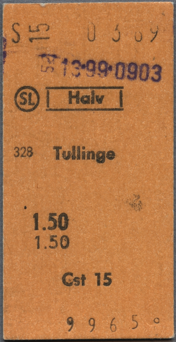 Brun Edmonsonsk biljett med tryckt text i svart:
"SL Halv Tullinge 1.50".
Ordet "HALV" är inramat och "SL" har en cirkel runt sig. Biljetten har datumet "03 69" stämplat i svart, högst upp. Längst ner står "Cst 15" och biljettnumret "99650". Det finns lilafärgade siffror efter en stämpel. 
Det finns sju dubbletter med andra biljettnummer och datum, än originalbiljetten.