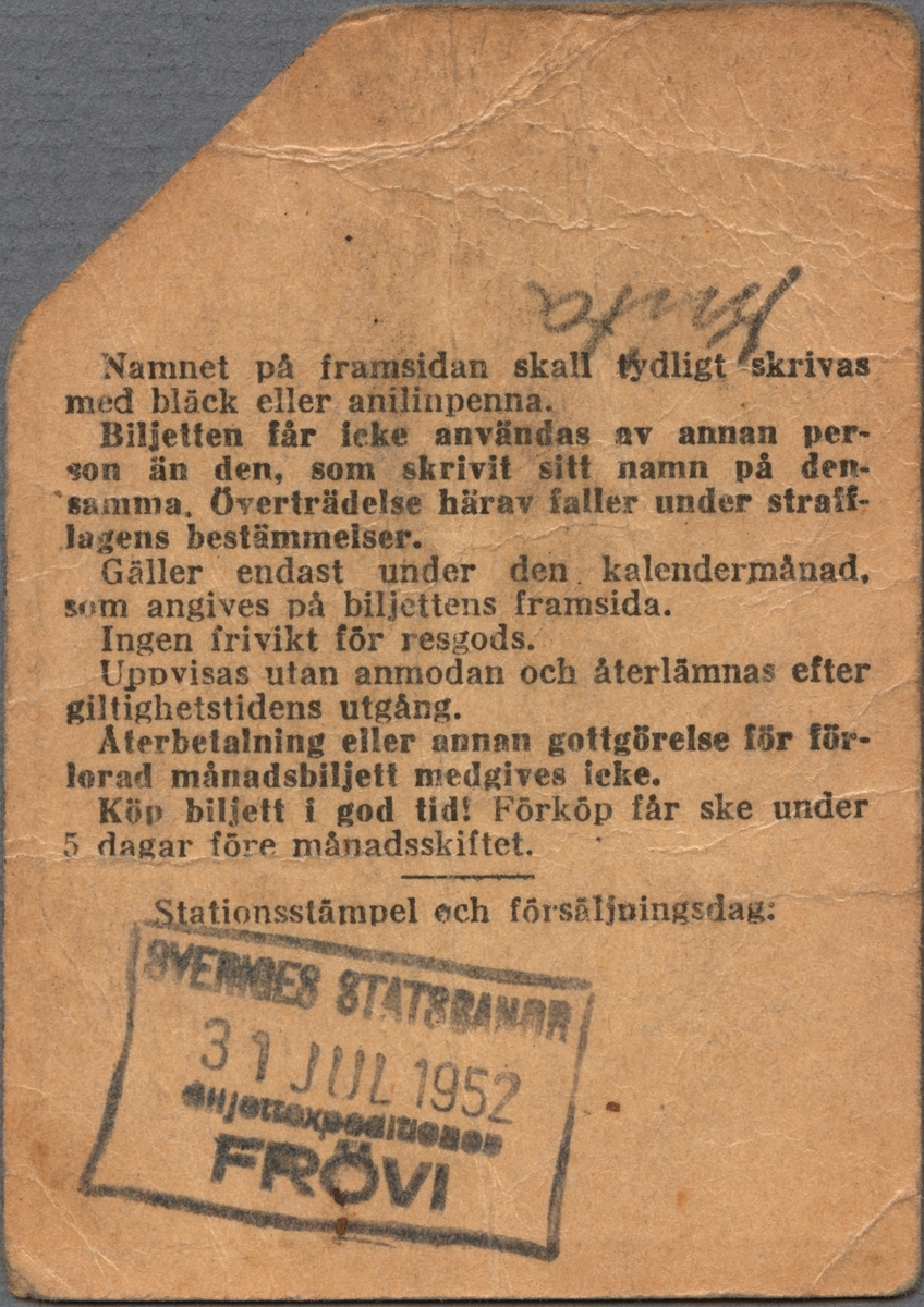 Brun/grå biljett med tryckt text i svart:
"SJ Persontåg Månadsbiljett 19 8 52
Frövi-Örebro C 33:- 3
Innehavarens namnteckning Pontus Sundin".  
Biljetten har en ram runt texten, datumet är tryckt med stor stil på ett linjerat fält, där månaden står i mitten med större stil än hundra- och tiotalssiffrorna på var sida om månadssiffran. Det övre högra hörnet har avskiljts. 
I det vänstra övre hörnet står ett stort "H". Namnteckningen är handskriven med kulspetspenna i ett linjerat skrivfält i nedre delen av biljetten. Baksidan har information/regler för biljetten samt en stämpel med tryckt text i svart "SVERIGES STATSBANOR -31 JUL 1952 Biljettexpeditionen FRÖVI".
Det finns tio dubbletter med andra datum under 1952 och de flesta har annat pris.