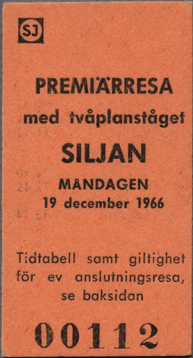 Brun Edmonsonsk biljett med tryckt text i svart:
"SJ PREMIÄRRESA med tvåplanståget SILJAN
MÅNDAGEN 19 december 1966
Tidtabell samt giltighet för ev. anslutningsresa, se baksidan".
SJ's logga, initialerna inom en brunfärgad cirkel, med en svart ram runtom står i det vänstra, övre hörnet och i nederkant står biljettnumret "00112". 
På baksidan står i två spalter: "FRAMRESA Avg. Borlänge 9.30 Insjön 10.08 Leksand 10.20 Tällberg 10.33 Rättvik 10.50 Ank. Mora 11.30 ÅTERRESA Avg. Mora 12.10 Ank Rättvik 12.45 Tällberg 13.03 Leksand 13.14 Insjön 13.25 Borlänge 14.00". 
Längst ner står: "Biljetten gäller d 19.12 även för anslutningsresa i 1 klass med ordinarie tåg till eller från ovanstående stationer.".