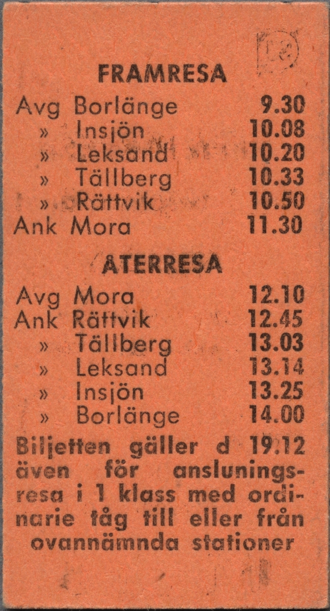 Brun Edmonsonsk biljett med tryckt text i svart:
"SJ PREMIÄRRESA med tvåplanståget SILJAN
MÅNDAGEN 19 december 1966
Tidtabell samt giltighet för ev. anslutningsresa, se baksidan".
SJ's logga, initialerna inom en brunfärgad cirkel, med en svart ram runtom står i det vänstra, övre hörnet och i nederkant står biljettnumret "00112". 
På baksidan står i två spalter: "FRAMRESA Avg. Borlänge 9.30 Insjön 10.08 Leksand 10.20 Tällberg 10.33 Rättvik 10.50 Ank. Mora 11.30 ÅTERRESA Avg. Mora 12.10 Ank Rättvik 12.45 Tällberg 13.03 Leksand 13.14 Insjön 13.25 Borlänge 14.00". 
Längst ner står: "Biljetten gäller d 19.12 även för anslutningsresa i 1 klass med ordinarie tåg till eller från ovanstående stationer.".