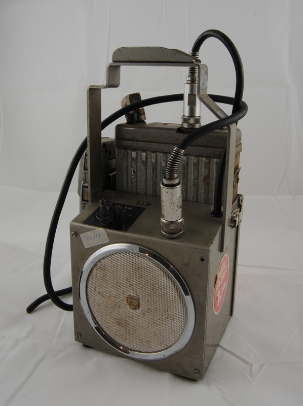 Lokradio för växlingstjänst. Mikrofon med förstärkare SE 19 A 23, tillverkad av Autophon AG Solothurn. Högtalare från Philips på framsidan. Volymvred med fyra lägen. På baksidan rött klistermärke, delvis avrivet "VF" eller "VP". Handskrivet "Dålig förstärkning" med blyerts. Klistermärke på höger kortsida "Provrabatt 1:-". mikrofonen har ett F och ett D läge. Märkt "EM" med grön dymoplastremsa. Står på gummifötter. Nummer 442.

Modell/Fabrikat/typ: SE 19 A 23