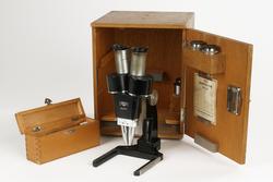 mikroskop i transportkasse