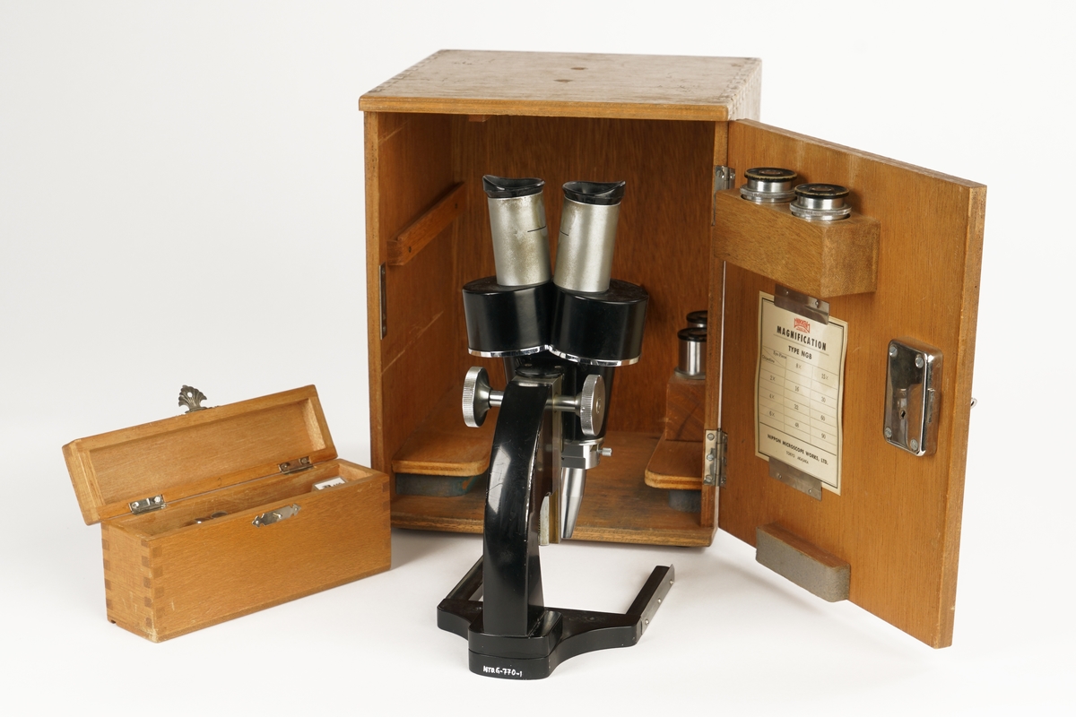 Trekasse med dør, håndtak og lås med nøkkel, inneholdende mikroskop med div utstyr