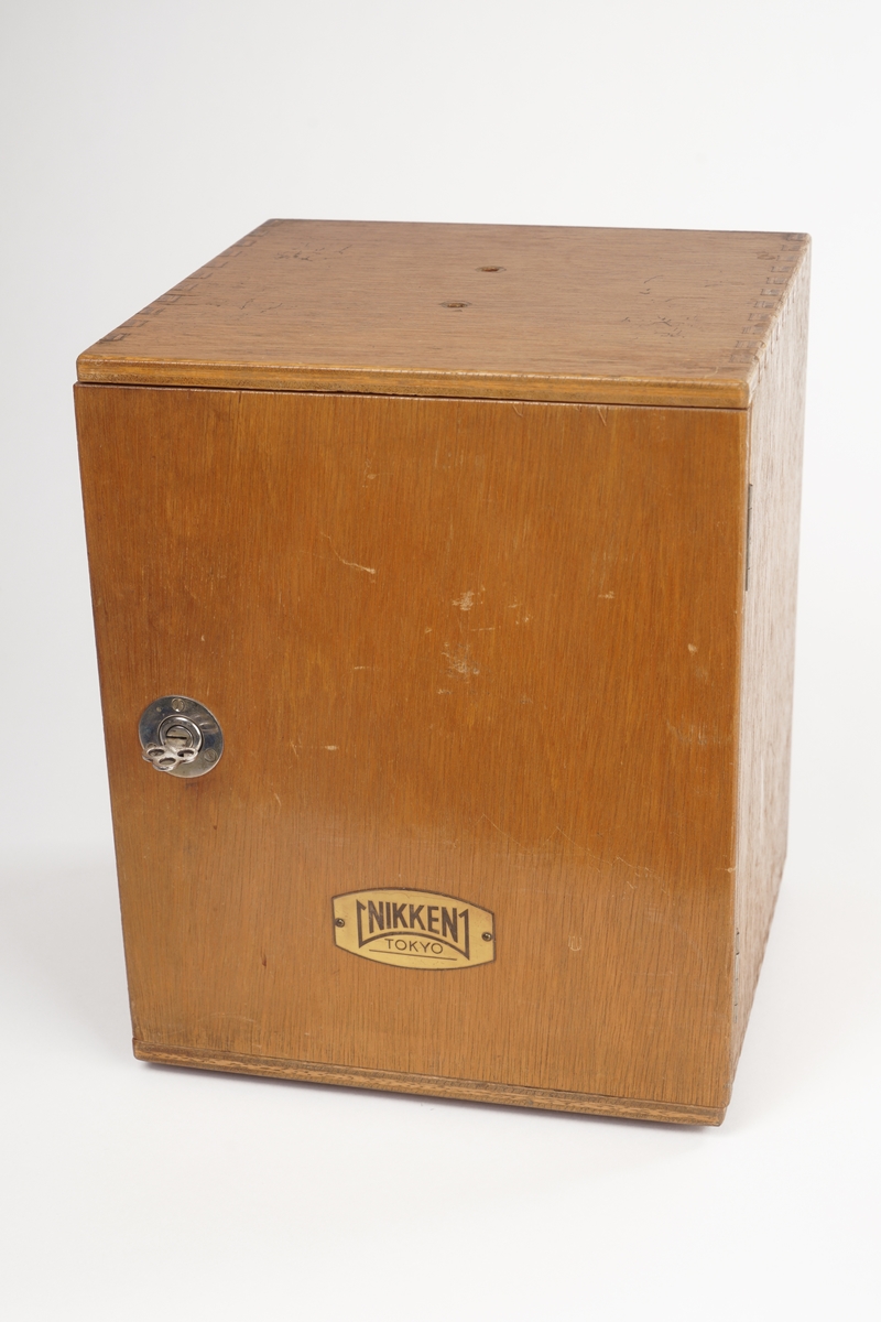 Trekasse med dør, håndtak og lås med nøkkel, inneholdende mikroskop med div utstyr