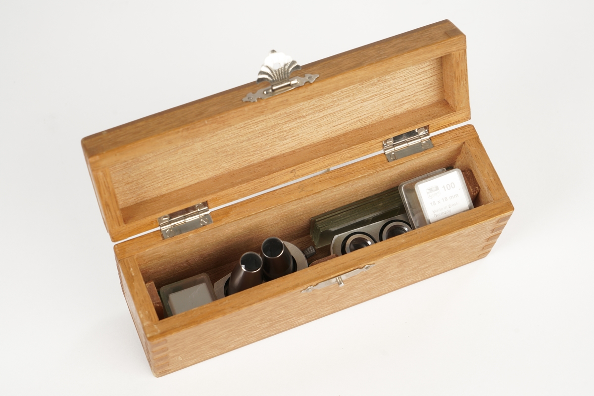 Trekasse med dør, håndtak og lås med nøkkel, inneholdende mikroskop med div utstyr