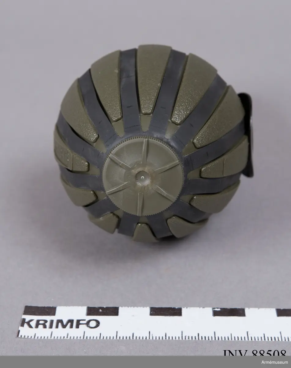 Prototyp utan skarpt innehåll. Den skarpa versionen innehåller 1 900 st splitter. Sekundärladdning: Hexotol.
