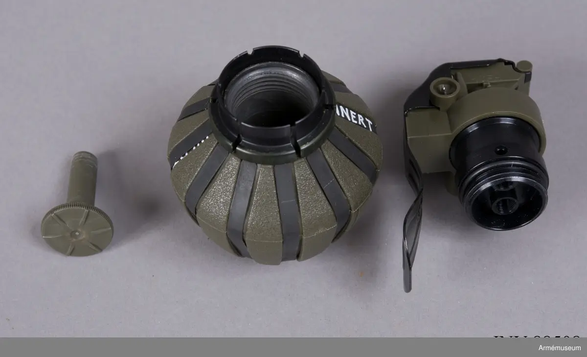 Prototyp utan skarpt innehåll. Den skarpa versionen innehåller 1 900 st splitter. Sekundärladdning: Hexotol.