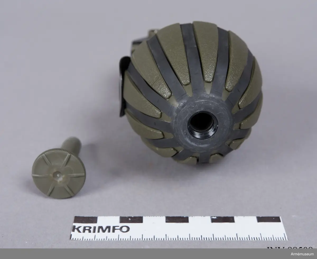 Prototyp utan skarpt innehåll. Den skarpa versionen innehåller 1 900 st splitter. Sekundärladdning: Hexotol.