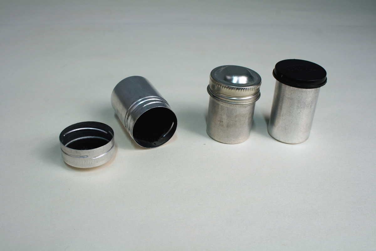 Treskrin med innhold:

3 pulverglass, inneholdende hvitt, svart og aluminiumsfarget fingeravtrykkspulver
3 pensler, ekornhår, med hylser
1 lupe, 72 mm
1 stempelpute
1 glass stempelfarge
1 lommelykt, 2-cellers
1 saks
1 huggjern
1 glasskjærer
1 båndmål
1 kombinasjonstang
1 skrutrekker
1 pinsett
1 baufil med ekstra blad
1 universalhammer
1 blikkeske med fingeravtrykksfolier, fingeravtrykkskjermer