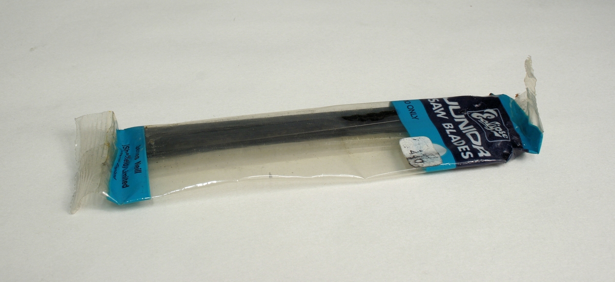 Treskrin med innhold:

3 pulverglass, inneholdende hvitt, svart og aluminiumsfarget fingeravtrykkspulver
3 pensler, ekornhår, med hylser
1 lupe, 72 mm
1 stempelpute
1 glass stempelfarge
1 lommelykt, 2-cellers
1 saks
1 huggjern
1 glasskjærer
1 båndmål
1 kombinasjonstang
1 skrutrekker
1 pinsett
1 baufil med ekstra blad
1 universalhammer
1 blikkeske med fingeravtrykksfolier, fingeravtrykkskjermer