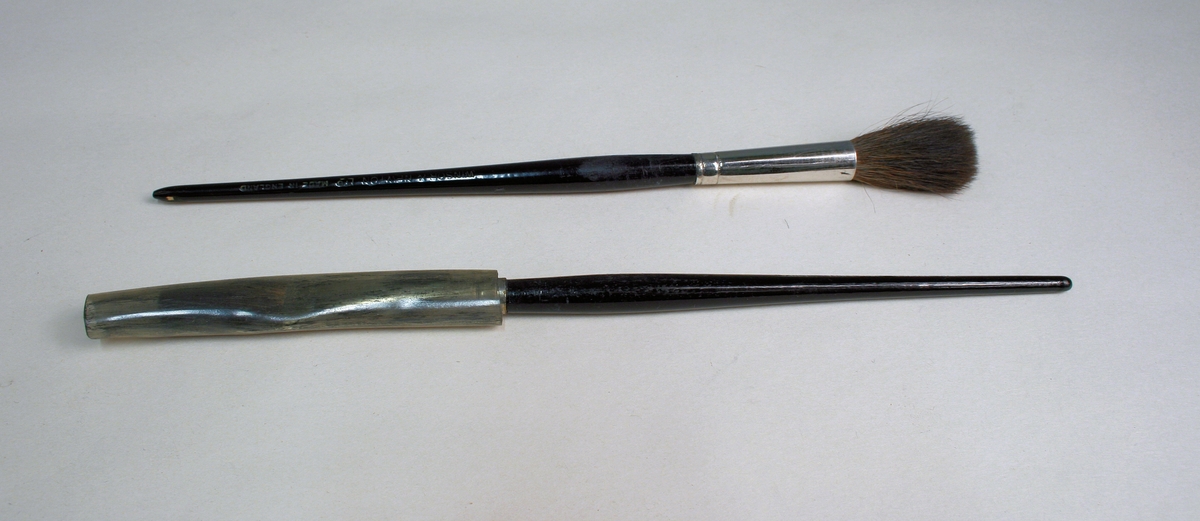 Treskrin med innhold:

3 pulverglass, inneholdende hvitt, svart og aluminiumsfarget fingeravtrykkspulver
3 pensler, ekornhår, med hylser
1 lupe, 72 mm
1 stempelpute
1 glass stempelfarge
1 lommelykt, 2-cellers
1 saks
1 huggjern
1 glasskjærer
1 båndmål
1 kombinasjonstang
1 skrutrekker
1 pinsett
1 baufil med ekstra blad
1 universalhammer
1 blikkeske med fingeravtrykksfolier, fingeravtrykkskjermer