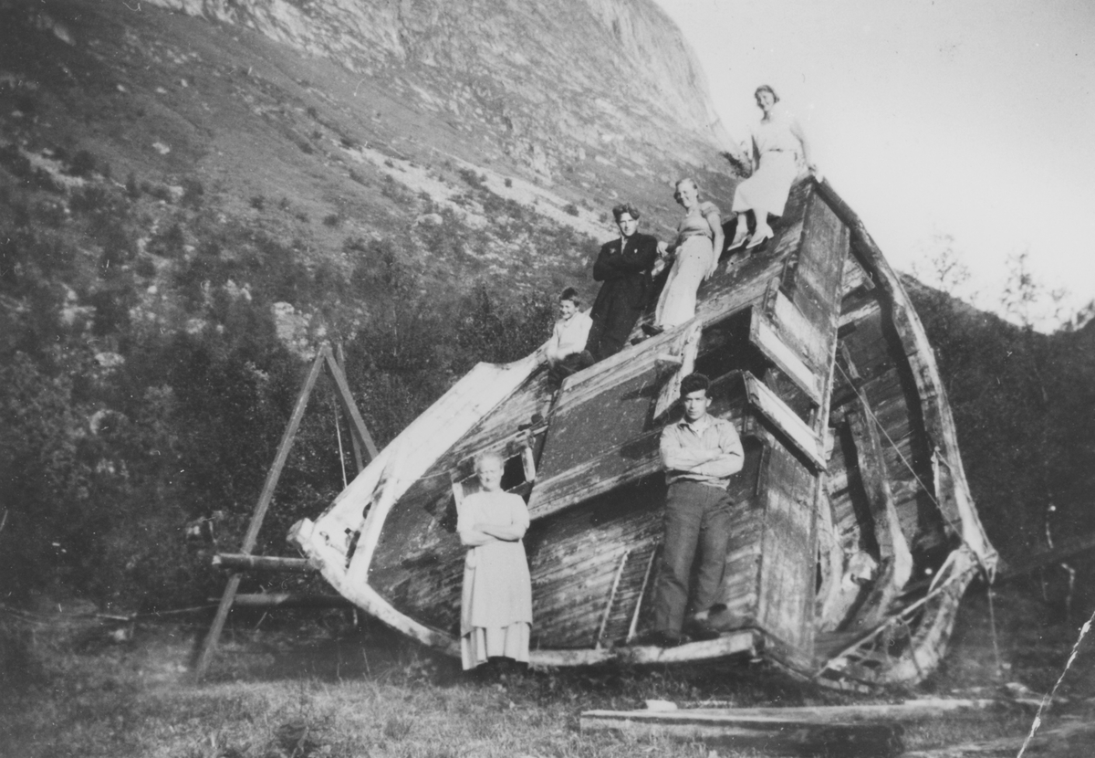 Båt, Alka, blir til hytte i Bergsbotn i 1935-36.