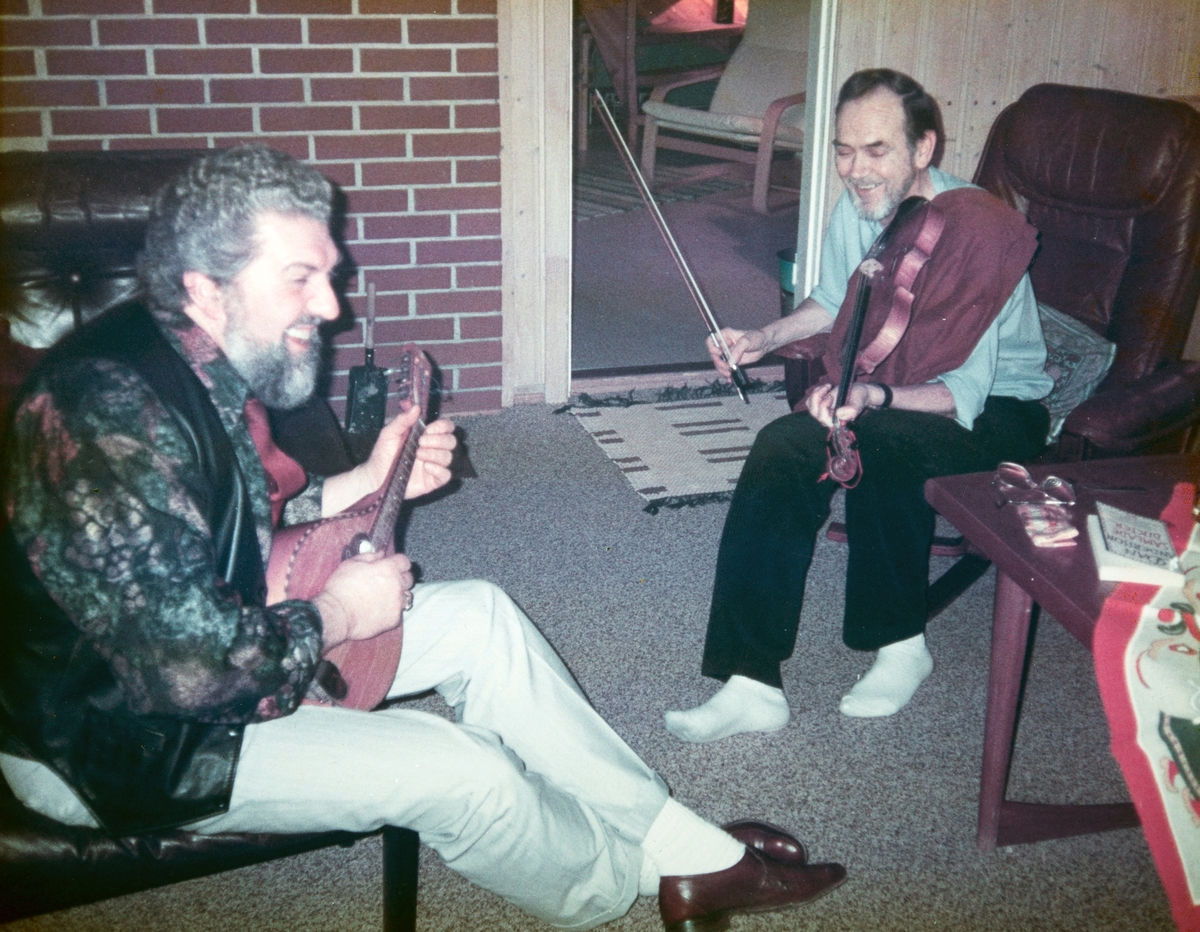 Steinar Kjeverud og Fredrik Dahl spiller  mandolin og fele, musikk