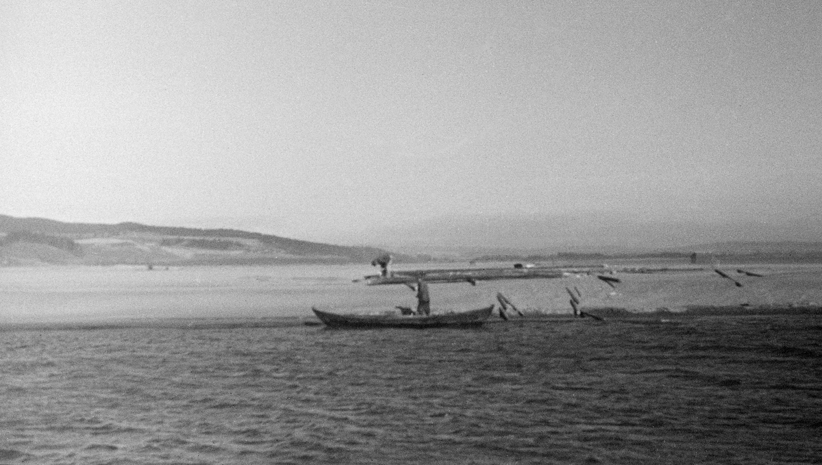 Robåt ved Glennetangen lenser i Skiptvet i Østfold. Fotografiet skal være fra 1943.  Mer informasjon om lenseanlegget ved Glennetangen finnes under fanen «Opplysninger».