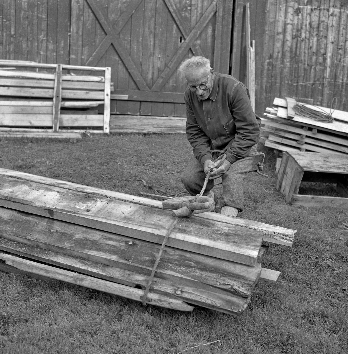 Jens Sandrød (1885-1969) fra Fordalen i Singsås (Sør-Trøndelag) «gjøler» plankelass på en slede ved hjelp av lærreip og hegd (reiphelle). en stubb av ei grov, seig grein, gjerne fra et grantre, som var bøyd slik at endene krysset hverandre. I krysset ble det det festet et tau eller reip. I dette tilfellet ble lasset bundet fast med et lærreip. Jens Sandrød var kledd i nikkersbukser og arbeidsjakke av bomullstoff, Nak ham, til høyre i bildet, lå det en strølagt plankestabel.